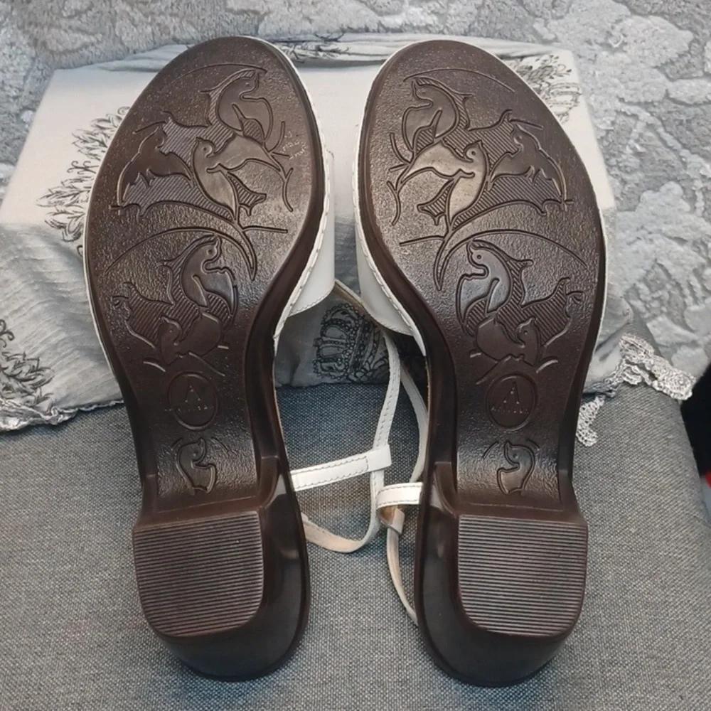 CLONKS ARTISAN COLLECTION SIZE. 11XW. White Women's Sandals by - Picture 5 of 6